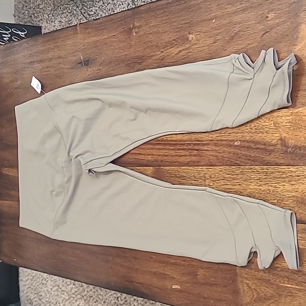 Old Navy Active Go Dry Powee  Leggings Large .  New
